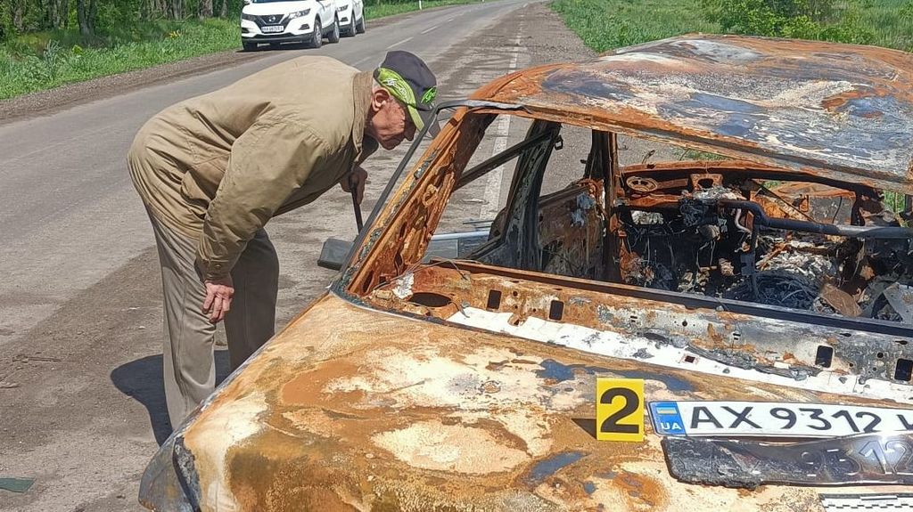 El Mercedes de Volodímir calcinado por un ataque de artillería