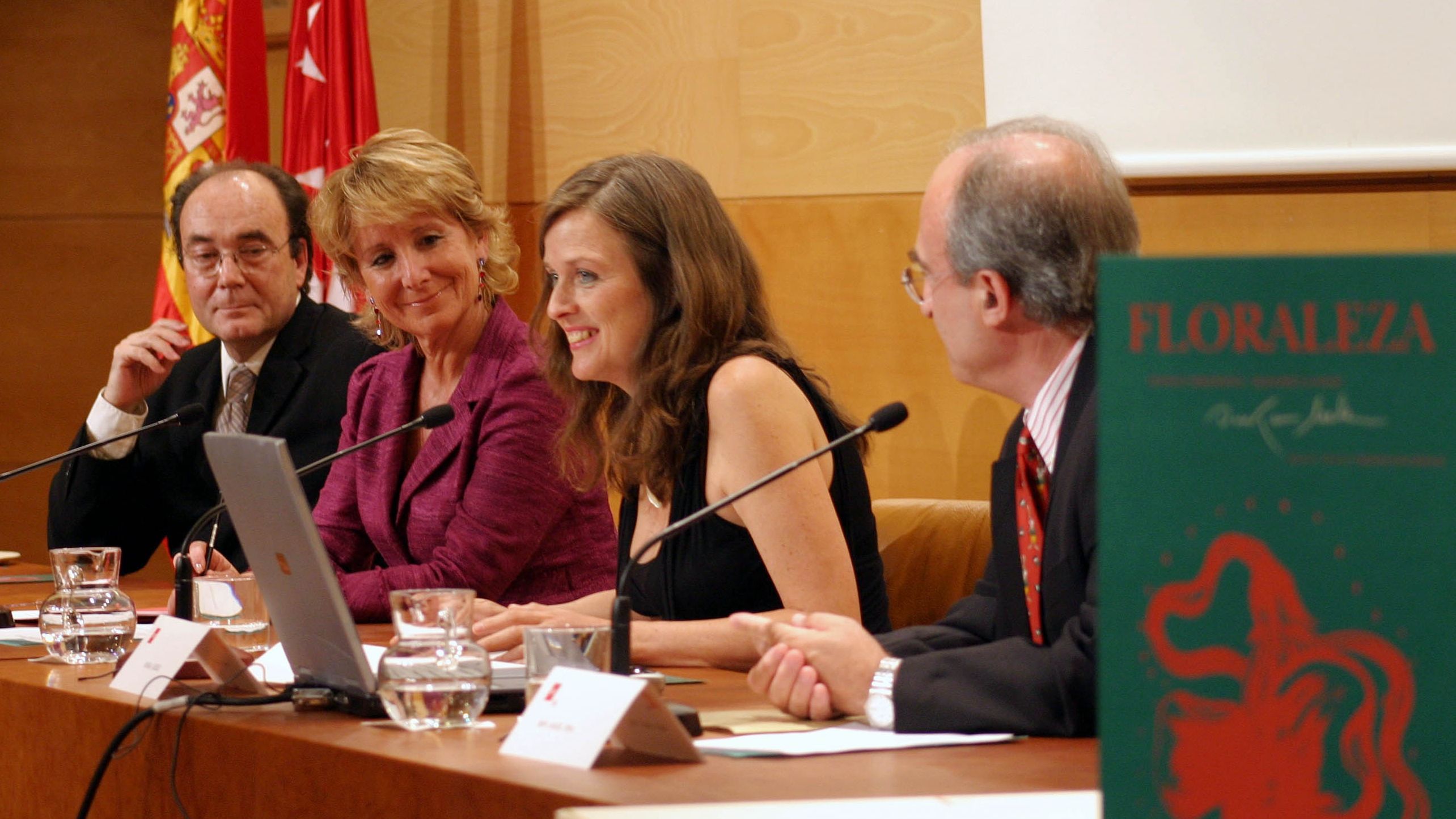 Ouka Leele, junto a Esperanza Aguirre en la presentación de su libro 'Floraleza' 