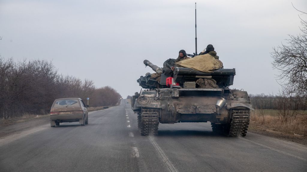 EuropaPress 4351710 29 march 2022 ukraine mariupol russian tank drive along road outside