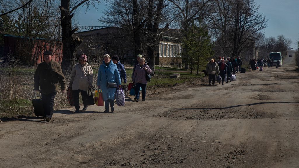 EuropaPress 4369099 07 april 2022 ukraine severodonetsk people walk down dirt road in