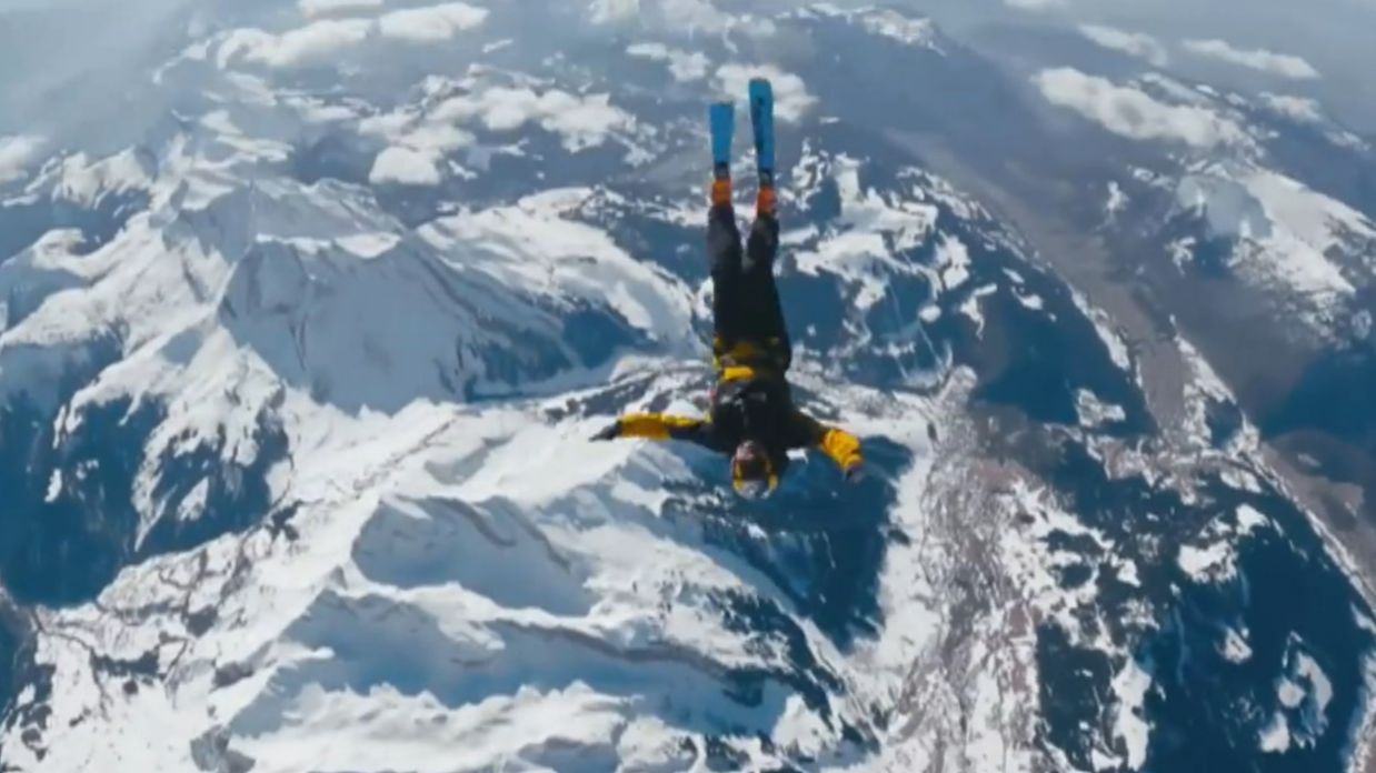 Fred Fugen esquia el cielo con los Alpes franceses a sus pies.