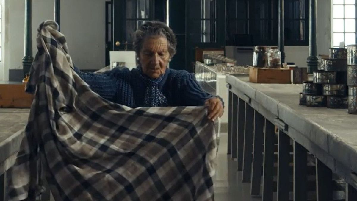 Juana, de 92 años, durante el vídeo promocional de la nueva colección de Adolfo Domínguez. Juana, de 92 años, durante el vídeo promocional de la nueva colección de Adolfo Domínguez.