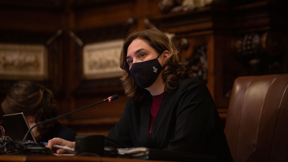 La alcaldesa de Barcelona, Ada Colau, durante una sesión plenaria en el Ayuntamiento de Barcelona