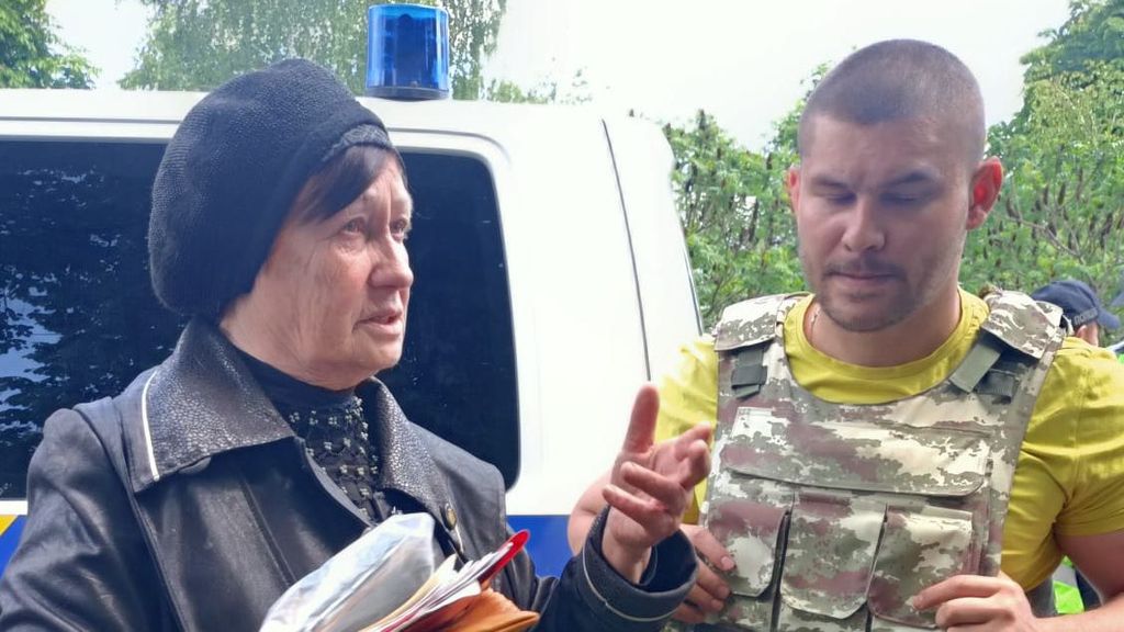 La madre de Volodímir con el fiscal de Járkov