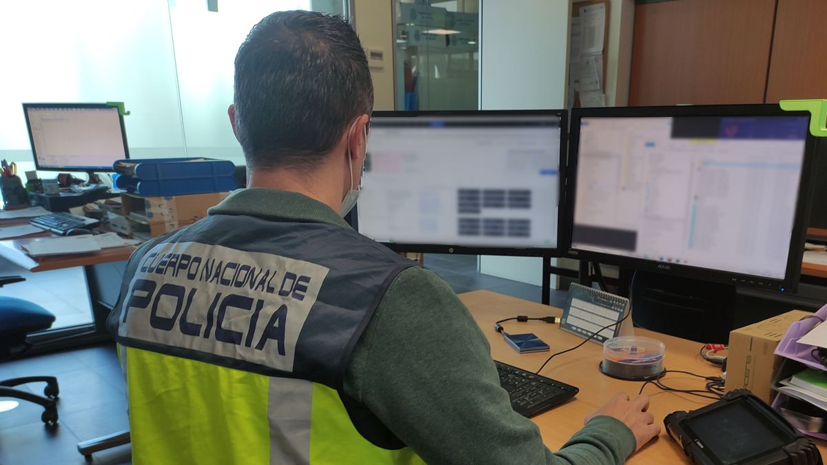 La Policía Nacional detiene a tres personas por extorsionar a más de cien personas en la red La Policía Nacional detiene a tres personas por extorsionar a más de cien personas en la red