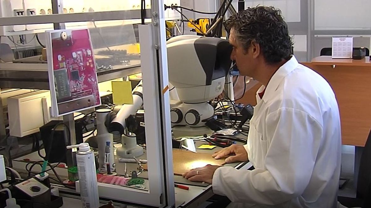 Los ingenieros trabajan en el desarrollo de nuevos microchips Los ingenieros trabajan en el desarrollo de nuevos microchips