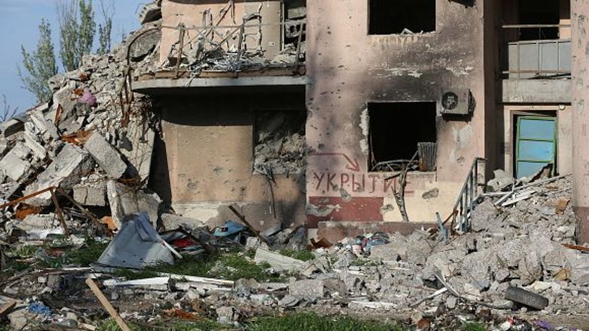 MARIUPOL, UKRAINE - MAY 21: A view from damaged sites amid Russian attacks in Mariupol, Ukraine on May 21, 2022. (Photo by Leon Klein/Anadolu Agency via Getty Images) MARIUPOL, UKRAINE - MAY 21: A view from damaged sites amid Russian attacks in Mariupol, Ukraine on May 21, 2022. (Photo by Leon Klein/Anadolu Agency via Getty Images)