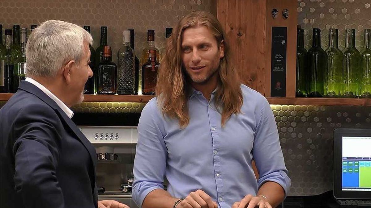 Matías confiesa el secreto de su melena a un soltero de ‘First Dates’: “Me he duchado demasiado” Matías confiesa el secreto de su melena a un soltero de ‘First Dates’: “Me he duchado demasiado”