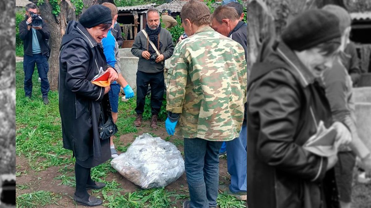 Olga, madre de Volodímir, llora ante la bolsa con los restos de su hijo. Olga, madre de Volodímir, llora ante la bolsa con los restos de su hijo.