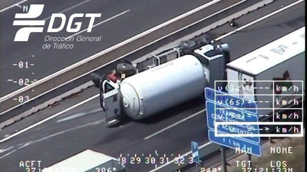 Susto en la A49 por el accidente de un camión que transportaba propano a la altura de Benacazón