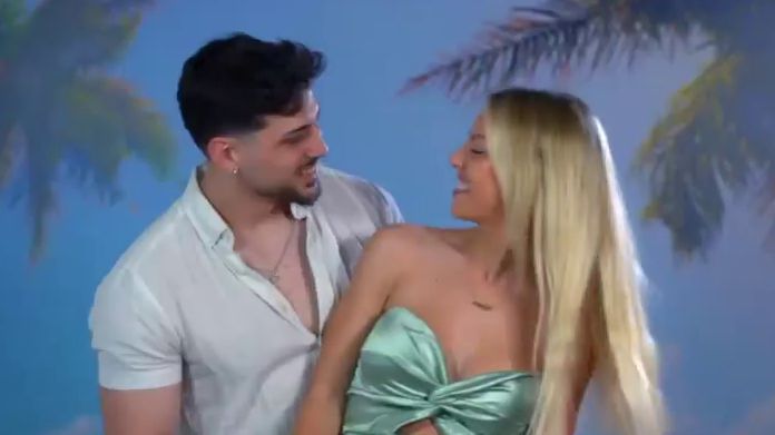 Sandra y Darío se besan en una discoteca