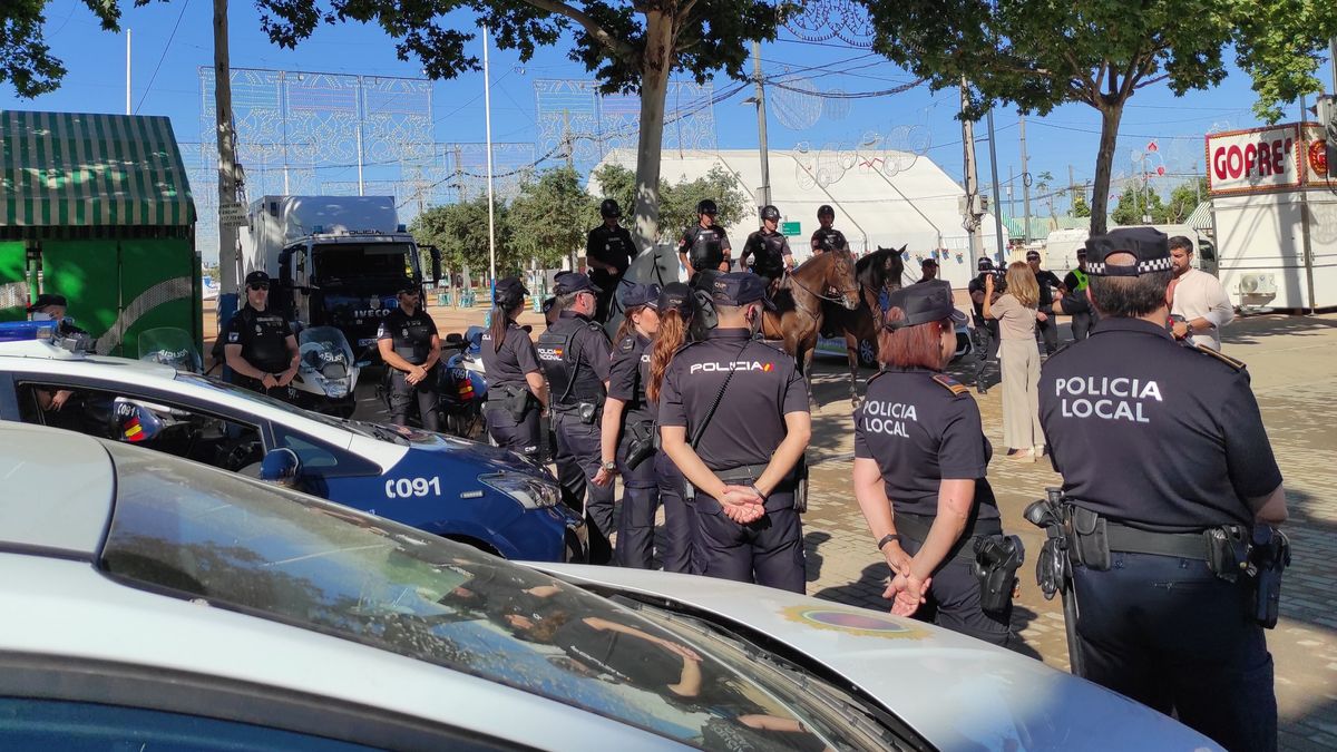 Agentes de la Policía en la Feria de Córdoba