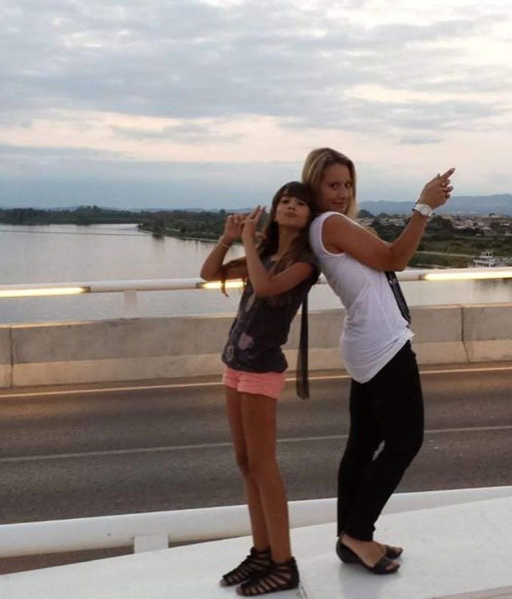Aitana adolescente junto a su madre