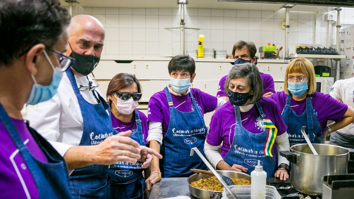 Ángel Palacios, el cocinero que enseña a invidentes como él a trabajar en los fogones Ángel Palacios, el cocinero que enseña a invidentes como él a trabajar en los fogones