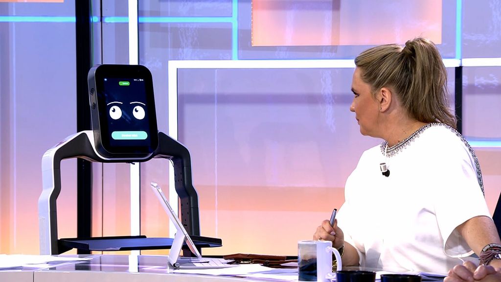 Carmen Porter habla con un robot inteligente