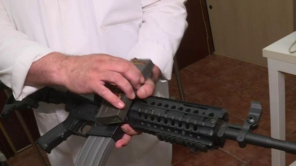 El asesino del colegio de Texas usó un fusil de asalto militar para acabar con la vida de al menos 19 niños: “Compró las armas online”