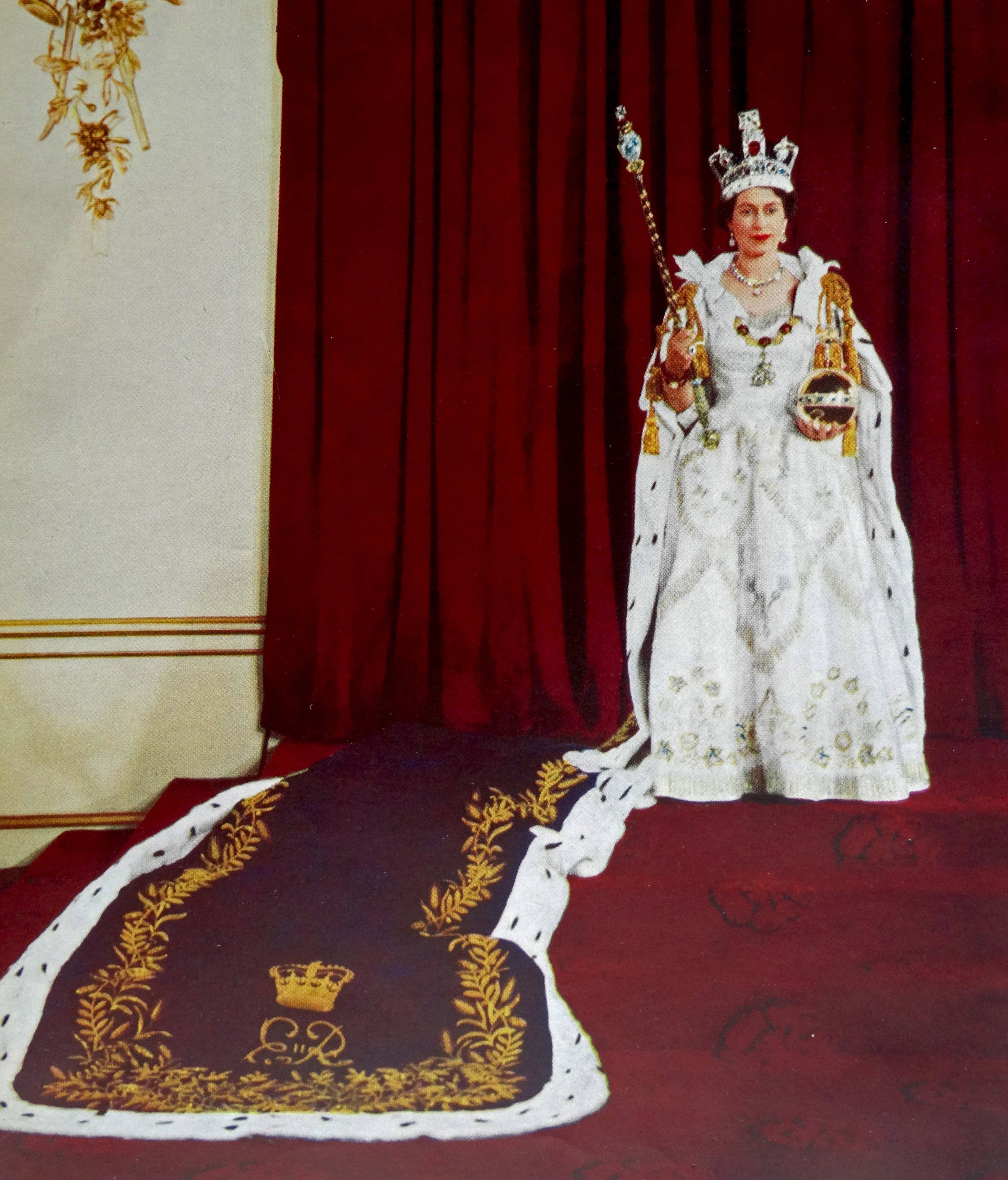 En la exposición, se exhibirán sus vestidos y complementos más icónicos.
