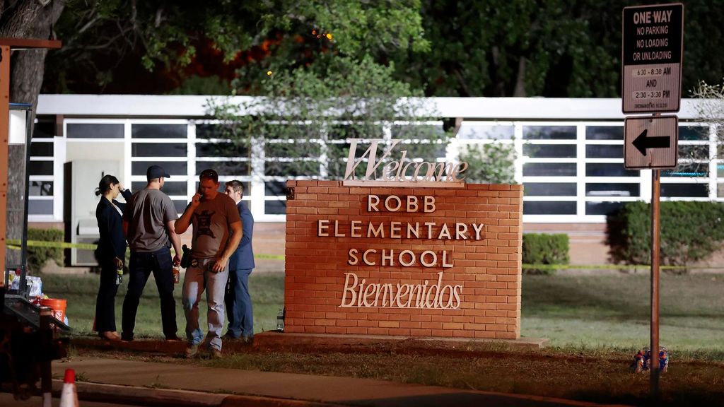 Entrada principal a la Escuela Elemental Robb, de Texas donde se ha producido una matanza