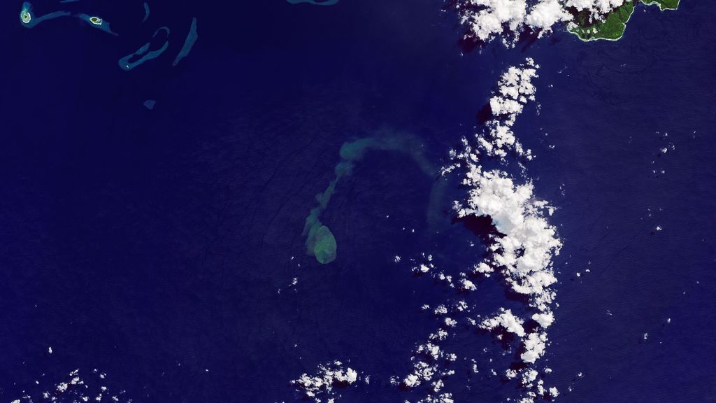 Erupción del 'Sharkcano' captada por los satélites