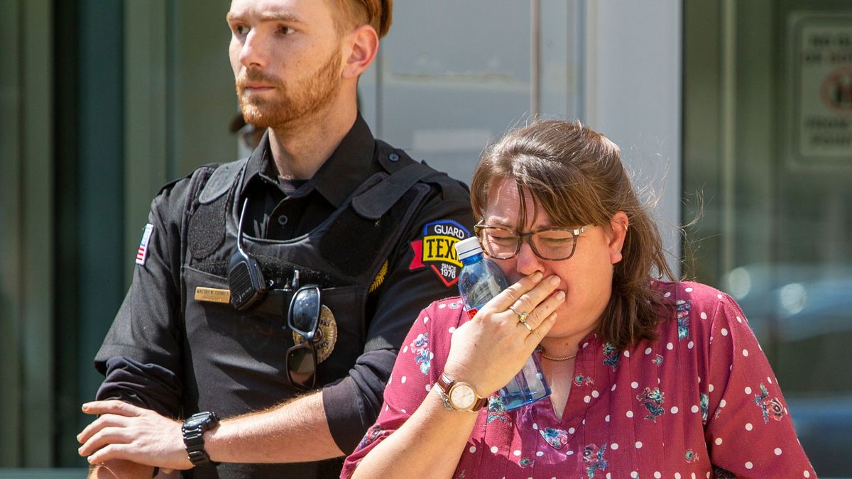 EuropaPress 4473668 24 may 2022 us uvalde woman burst into tears as she leaves the uvalde civic EuropaPress 4473668 24 may 2022 us uvalde woman burst into tears as she leaves the uvalde civic