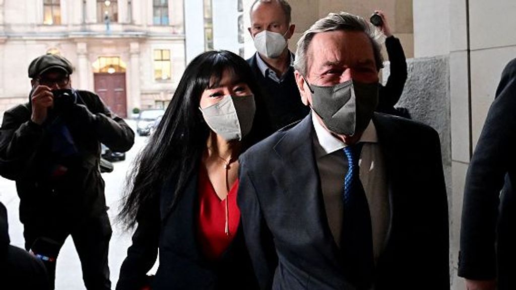 Gerhard Schröder junto a su mujer en imagen de archivo del 2021