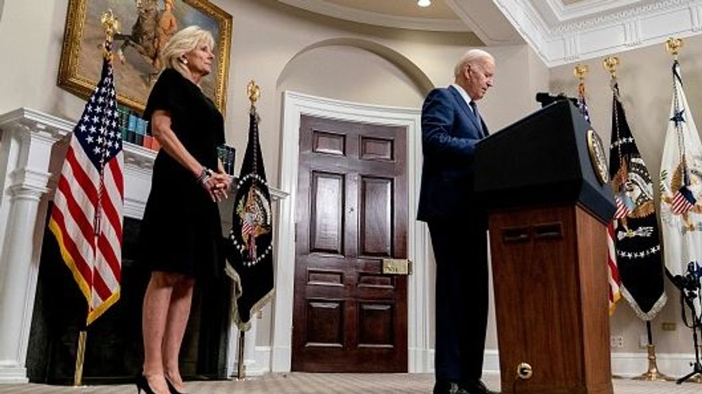 Joe Biden junto a su mujer, en rueda de prensa tras la matanza de Texas