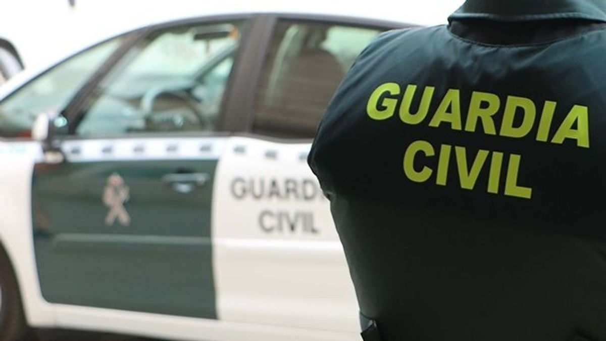 Los dos sospechosos se han entregado en el Cuartel de la Guardia Civil de Andújar (Jaén) Los dos sospechosos se han entregado en el Cuartel de la Guardia Civil de Andújar (Jaén)