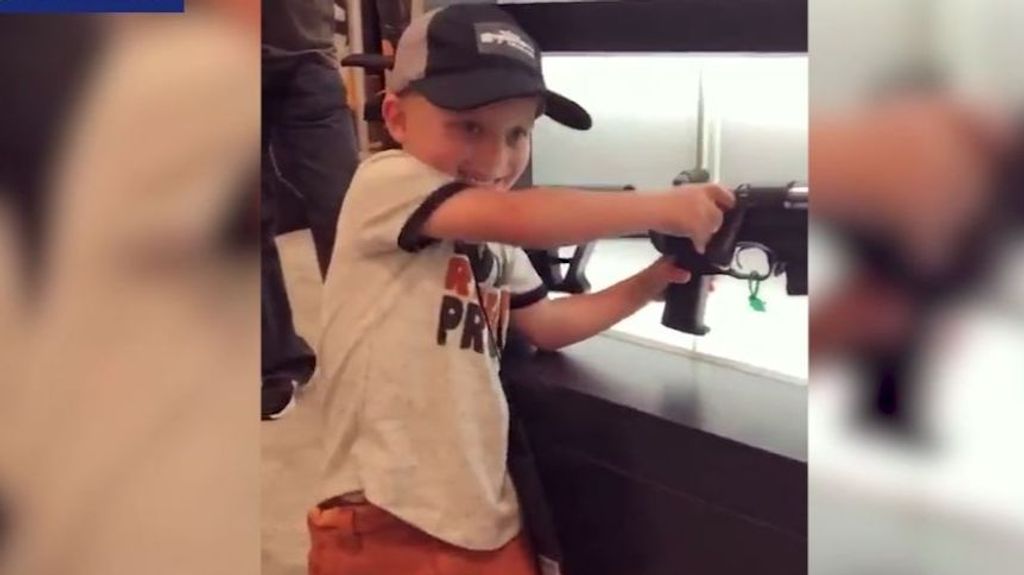 El vídeo de un niño manejando un rifle con gran destreza se hace viral en Internet