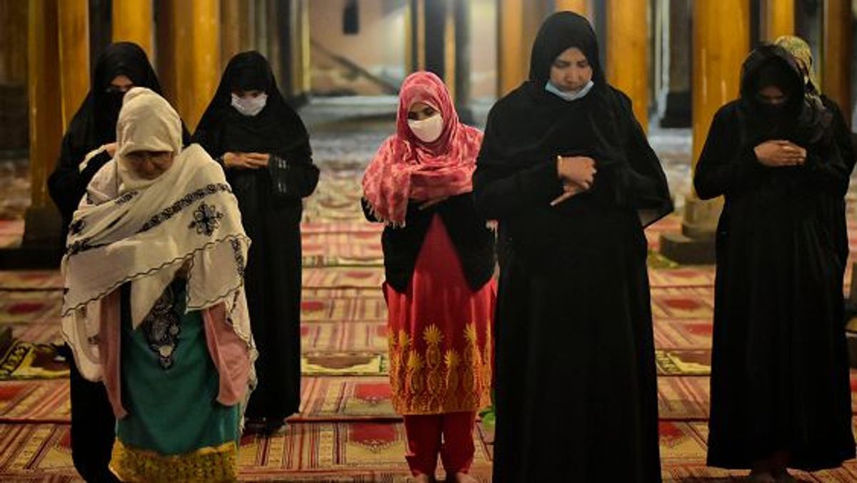 Mujeres en una mezquita de Pakistán. Mujeres en una mezquita de Pakistán.