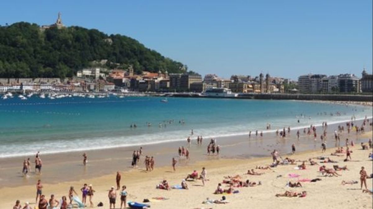 Toldos, sillas y sin aforos: las playas de San Sebastián recuperan la normalidad