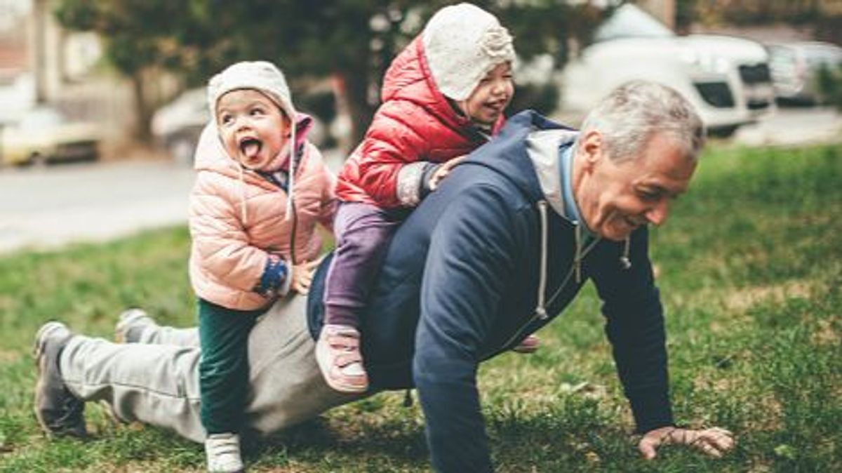 Un abuelo juega con sus nietos Un abuelo juega con sus nietos