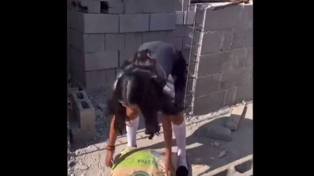 Un padre llevó a trabajar a su hija de albañil para darle una lección de vida