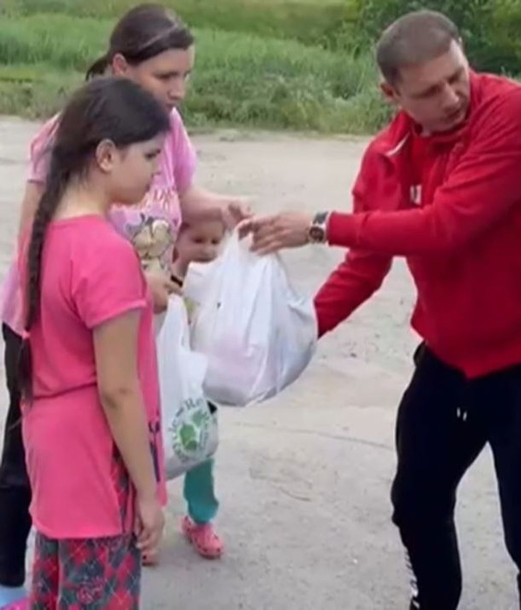 Vitaly esquiva las bombas en Jersón para llevar comida y medicamentos a sus compatriotas