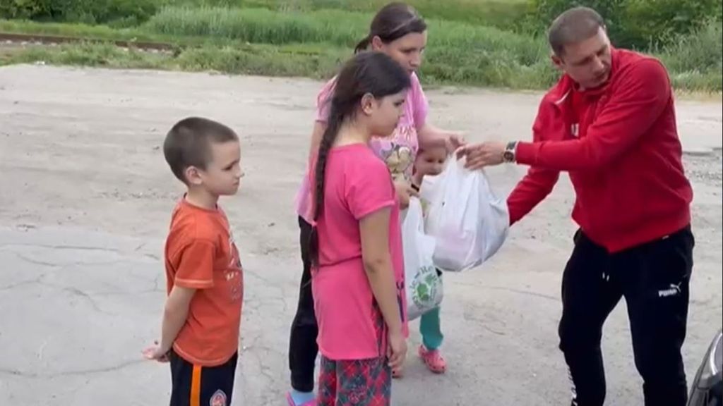 Vitaly esquiva las bombas en Jersón para llevar comida y medicamentos a sus compatriotas
