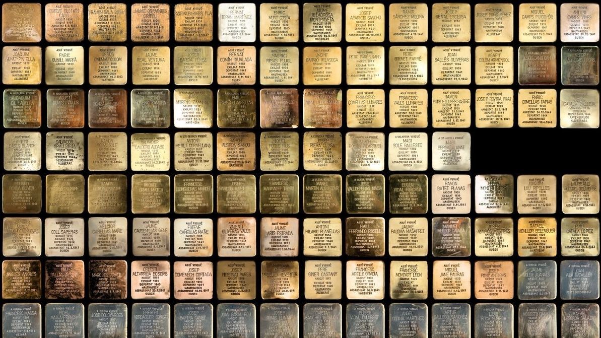 Adoquines de la Red 'Stolpersteine' que recuerdan con inscripciones en latón a las víctimas de los nazis.