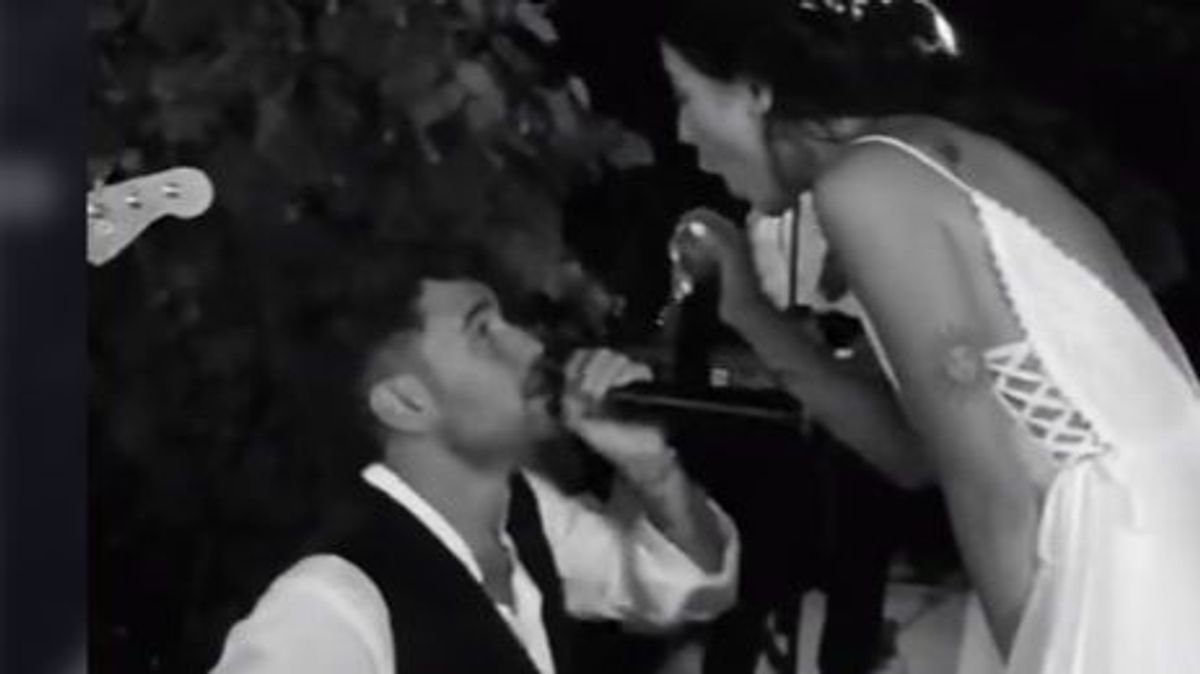 Dani Fernández y su mujer cantan durante su boda