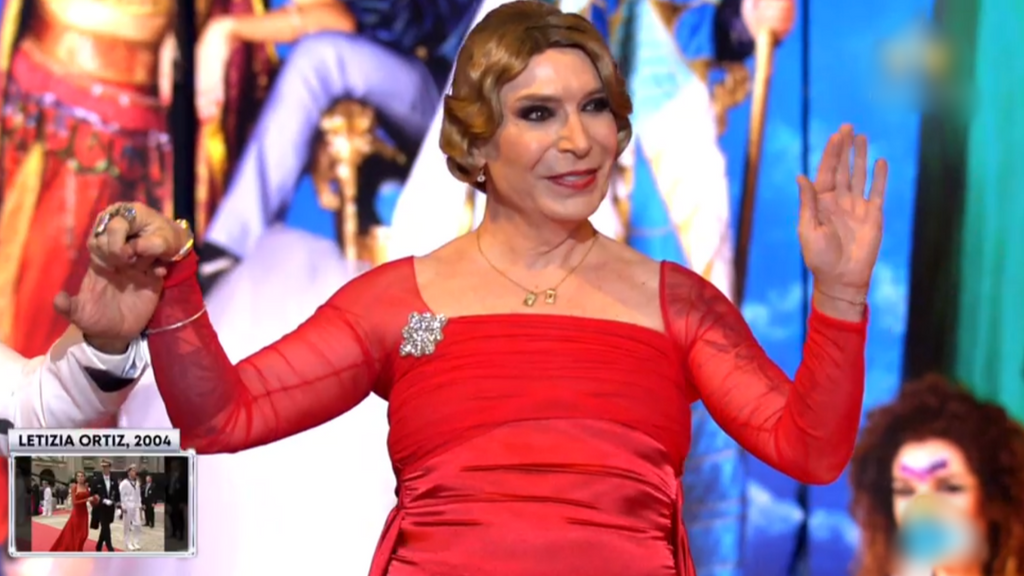 El Maestro Joao, con un recreación del vestido rojo de Lorenzo Caprile que la Reina Letizia