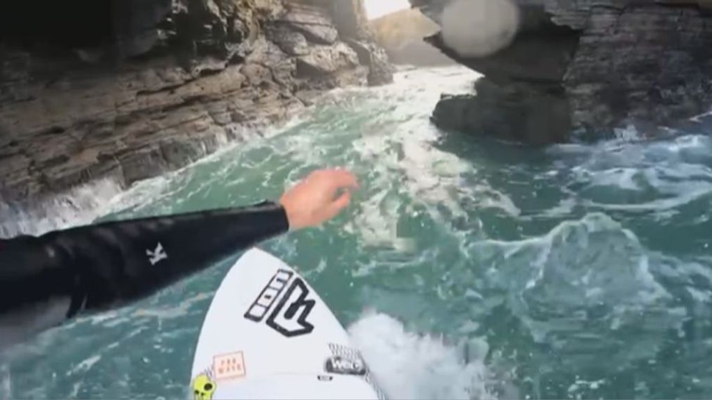El reto cumplido de Guillermo Carracedo: ser el primero en surfear bajo los arcos de la playa de As Catedrais