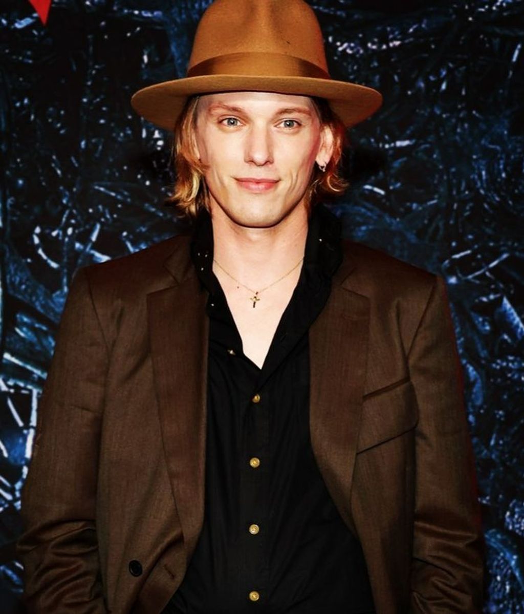 Jamie Campbell Bower es Peter Ballard