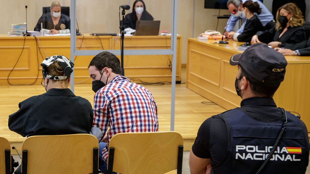 Los rostros de El Cuco y su madre en la primera sesión de juicio por falso testimonio en el caso Marta del Castillo