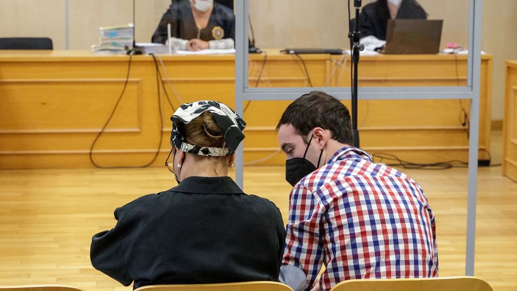Los rostros de El Cuco y su madre en la primera sesión de juicio por falso testimonio en el caso Marta del Castillo