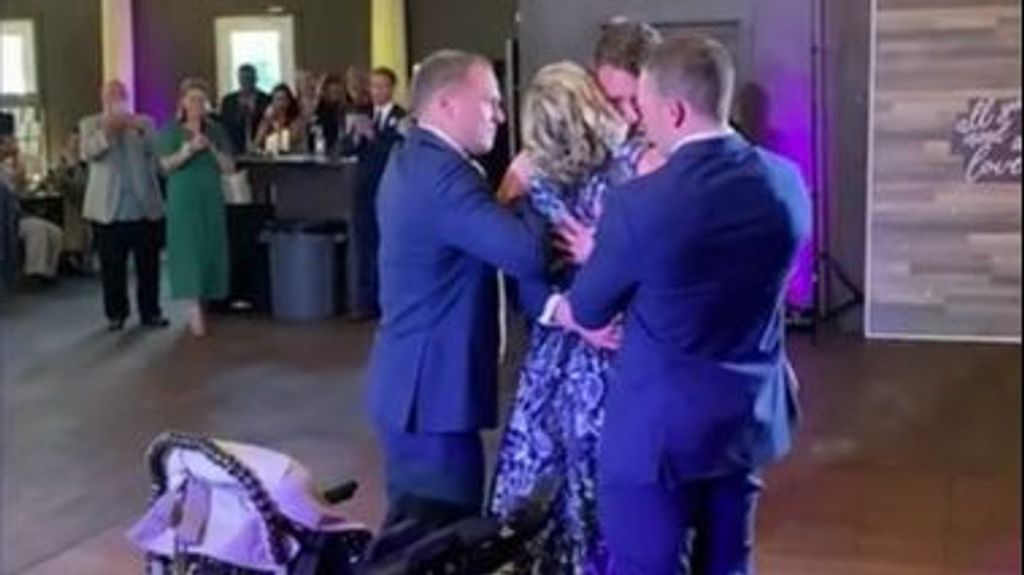 Momento en el que un novio baila con su madre, en silla de ruedas