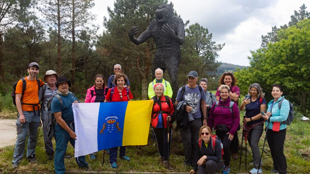 Peregrinos fotografiándose con la estatua del Vákner