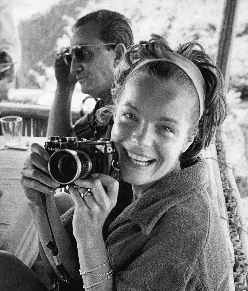 Romy Schneider junto a Luchino Visconti en 1960.