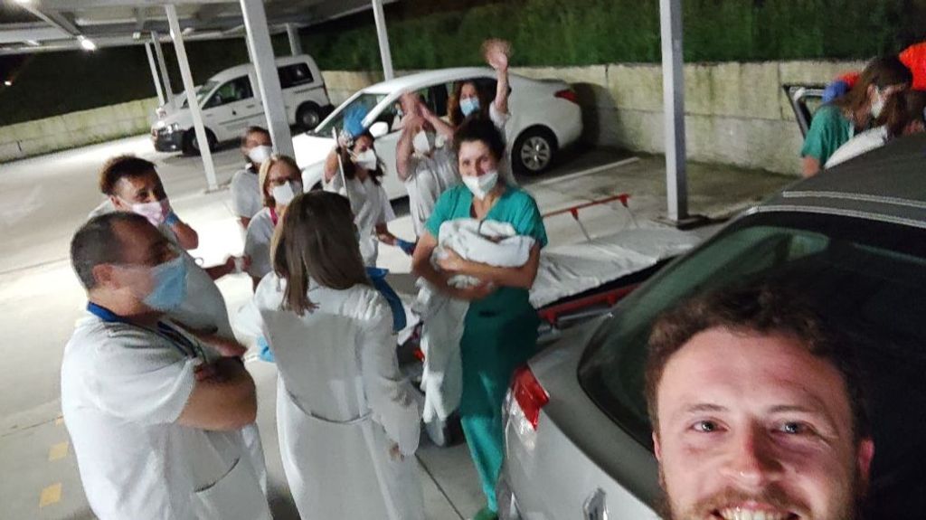 Selfie del padre con los sanitarios tras el parto en el coche.