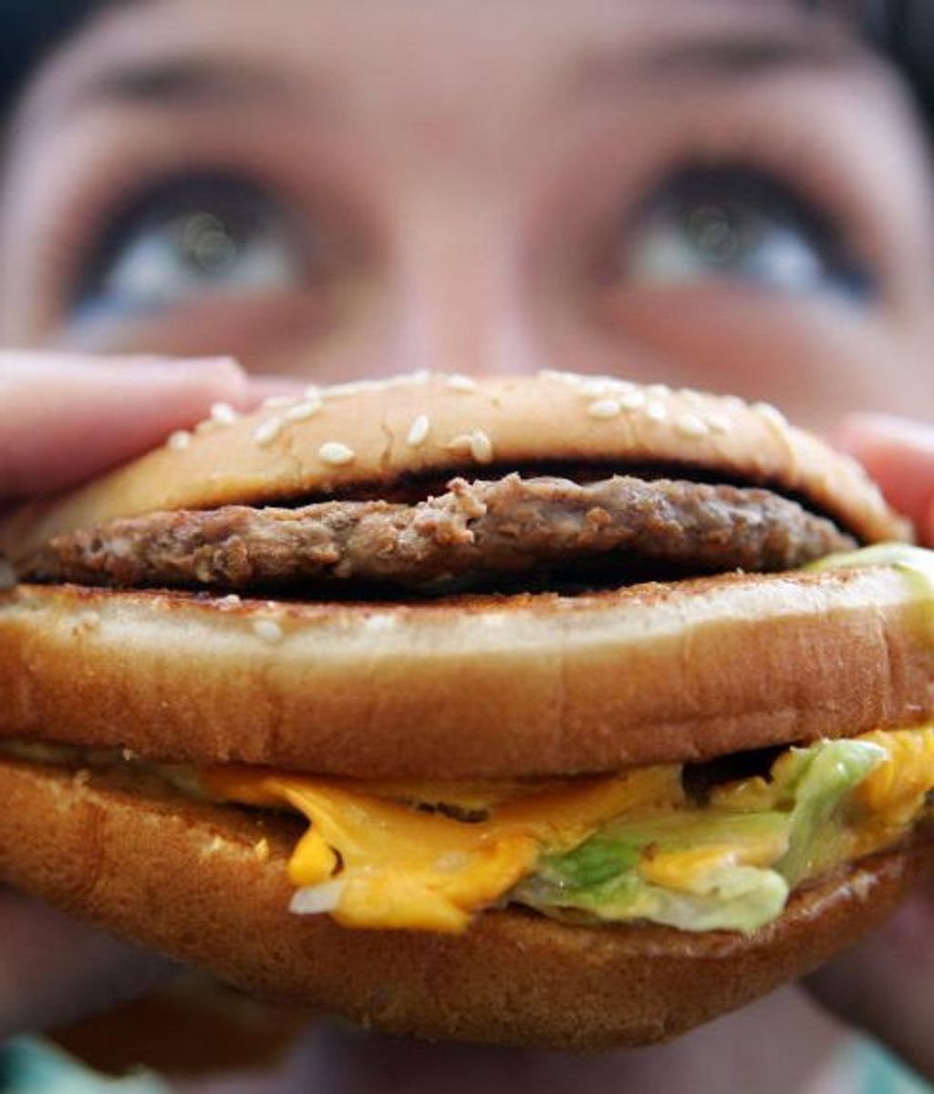 Una hamburguesa está compuetsa por dos trozos de pan y carne picada en medio