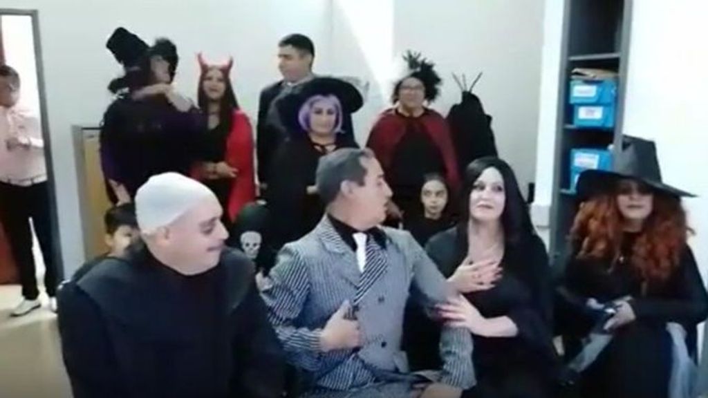 Una pareja renovó sus votos de matrimonio disfrazados de 'La familia Adams"