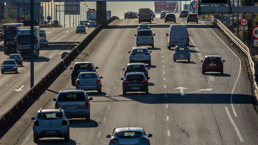 Vehículos circulan por una autopista española