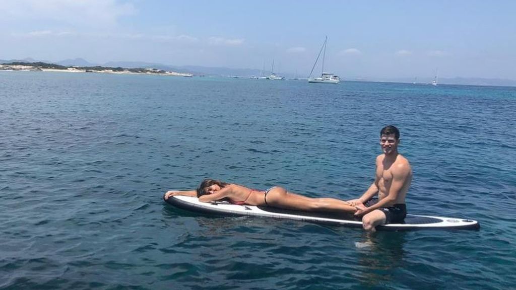 Aitana y Miguel Bernardeau en el mar