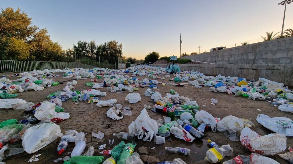 Basura macrobotellón en la Feria de Córdoba